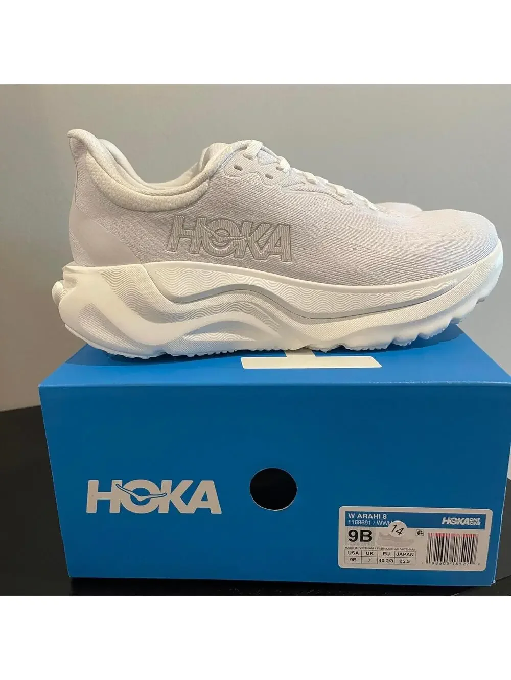 HOKA Arahi 8 - White - Women's Size 9 - New in Box